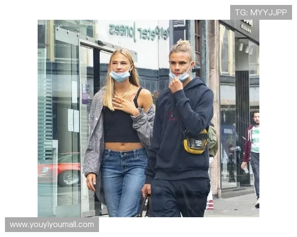 足球明星街拍女展现时尚魅力与运动风格的完美结合 足球明星街拍女展现时尚魅力与运动风格的完美结合