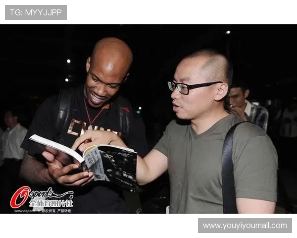 足球明星吉米与球迷亲密合影展现温暖瞬间和足球魅力